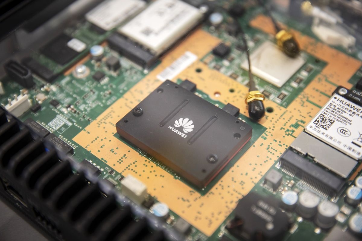 Tra dua My, Trung Quoc thong qua luat han che xuat khau cong nghe hinh anh