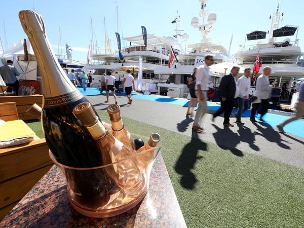 Gioi nha giau do xo den Hy Lap nghi duong hau Covid-19 hinh anh