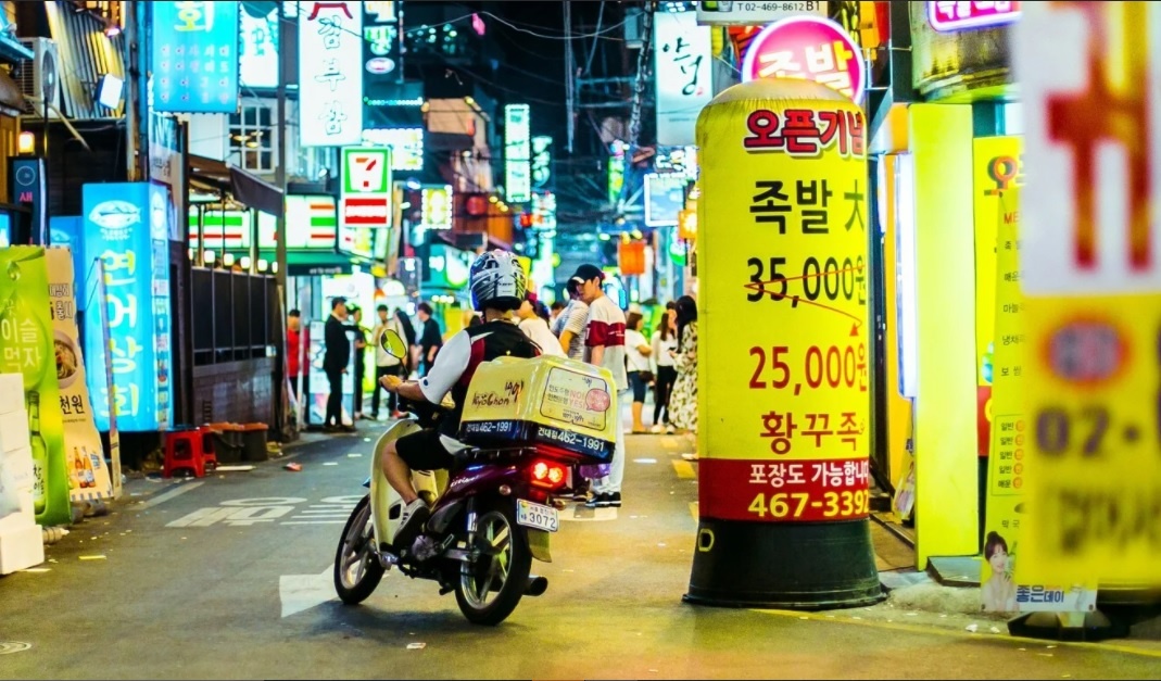 Shipper chet vi kiet suc va qua dang nganh giao nhan o Han Quoc hinh anh