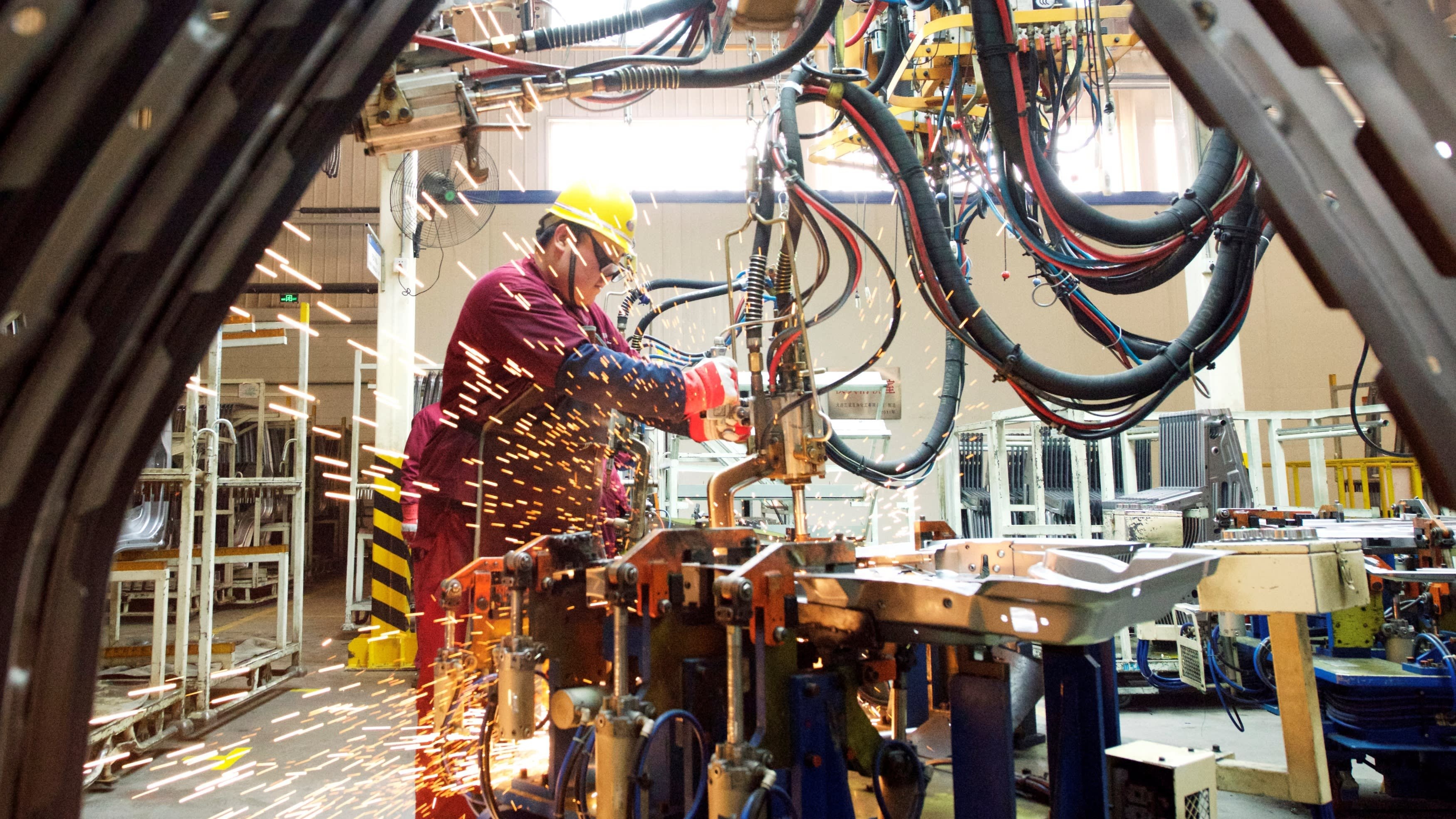 Kinh te phuc hoi, luong cua lao dong Trung Quoc van khong tang hinh anh