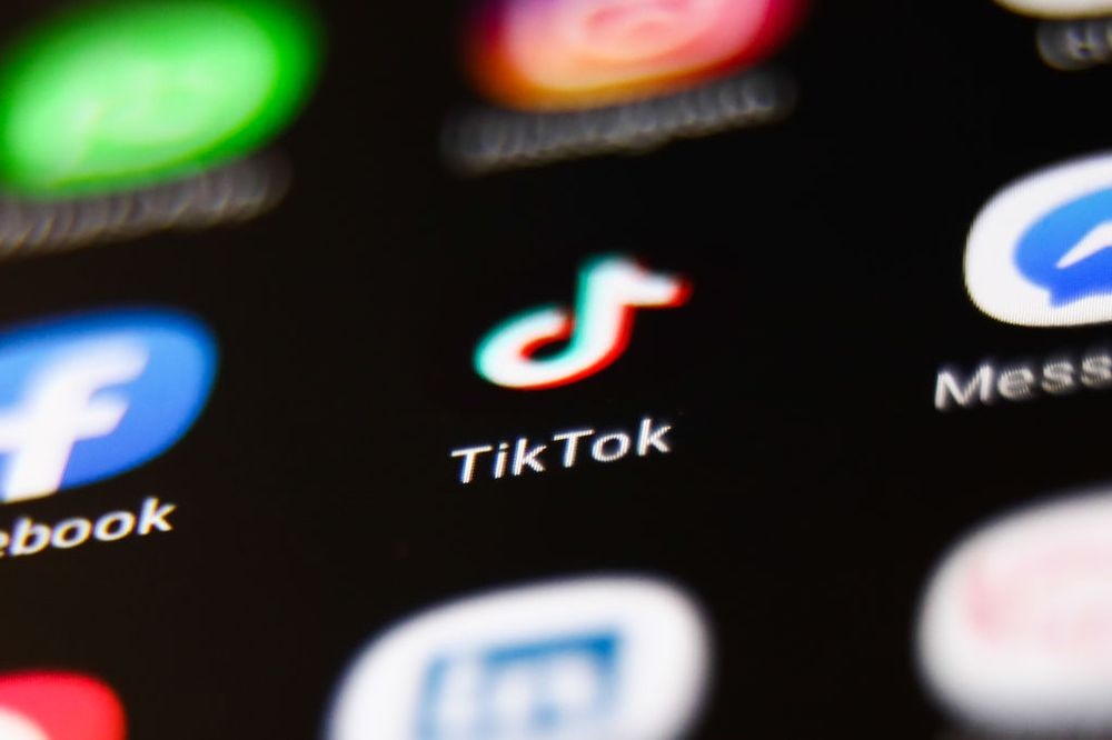 Ong chu TikTok de don kien ga khong lo cong nghe Tencent hinh anh