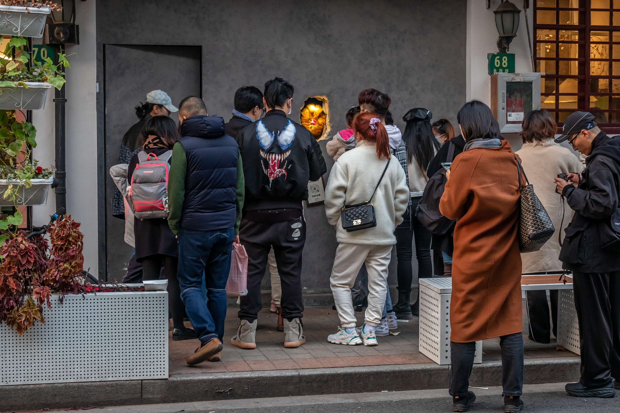 Quan ca phe ban hang qua mong vuot gau va chiec lo tren tuong anh 7