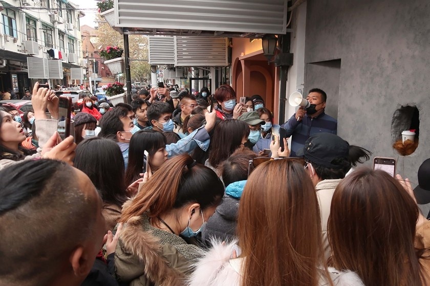 Quan ca phe ban hang qua mong vuot gau va chiec lo tren tuong anh 8