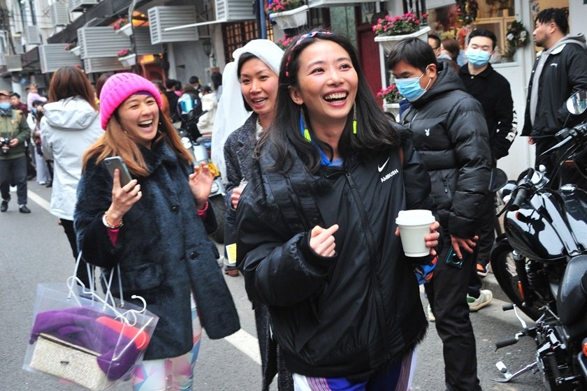 Quan ca phe ban hang qua mong vuot gau va chiec lo tren tuong anh 10