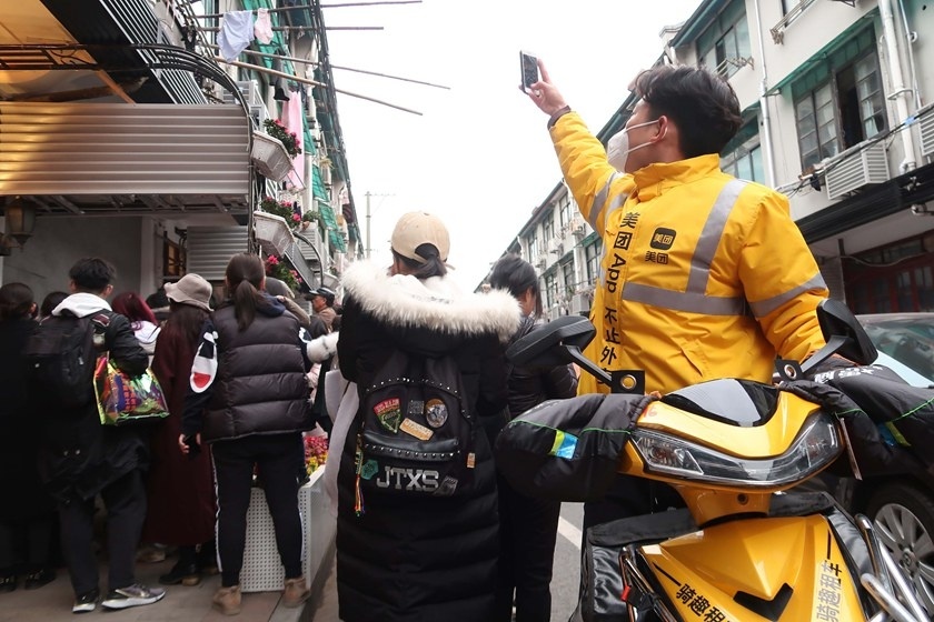 Quan ca phe ban hang qua mong vuot gau va chiec lo tren tuong anh 9