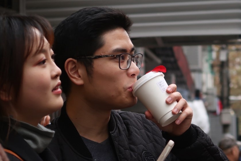 Quan ca phe ban hang qua mong vuot gau va chiec lo tren tuong anh 5