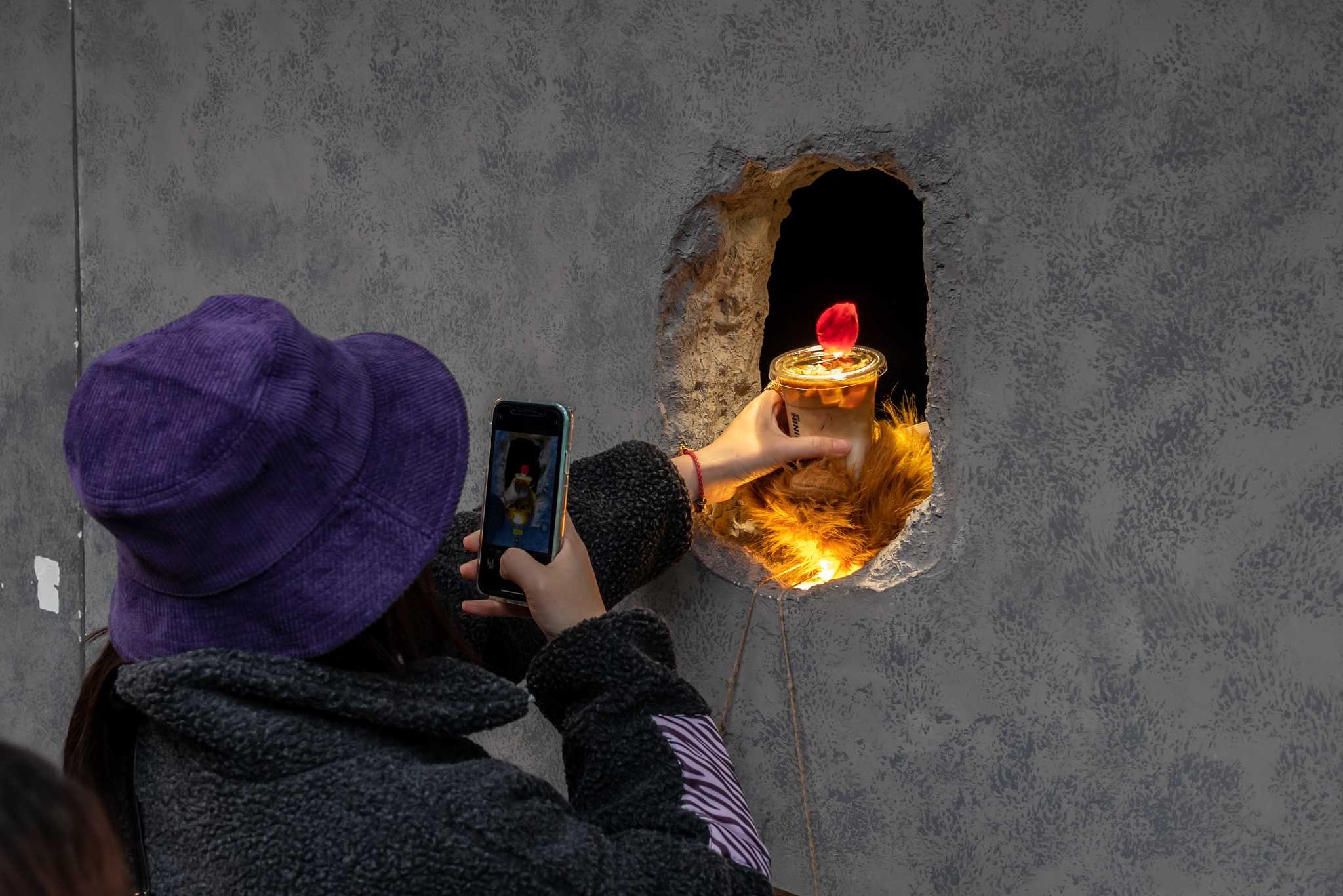 Quan ca phe ban hang qua mong vuot gau va chiec lo tren tuong anh 4