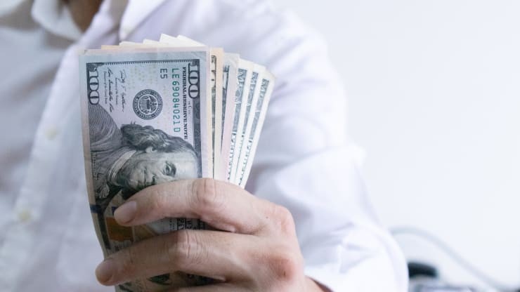 gioi nha giau My tich cuc tiet kiem trong dai dich anh 1