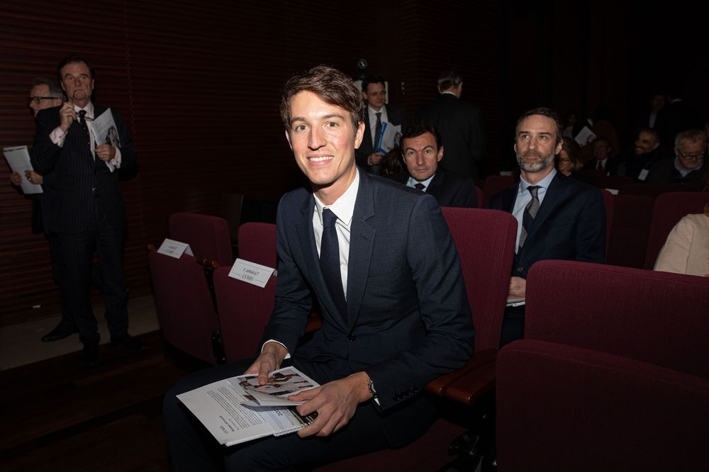 Hoang tu LV tiep quan hang trang suc Tiffany anh 1