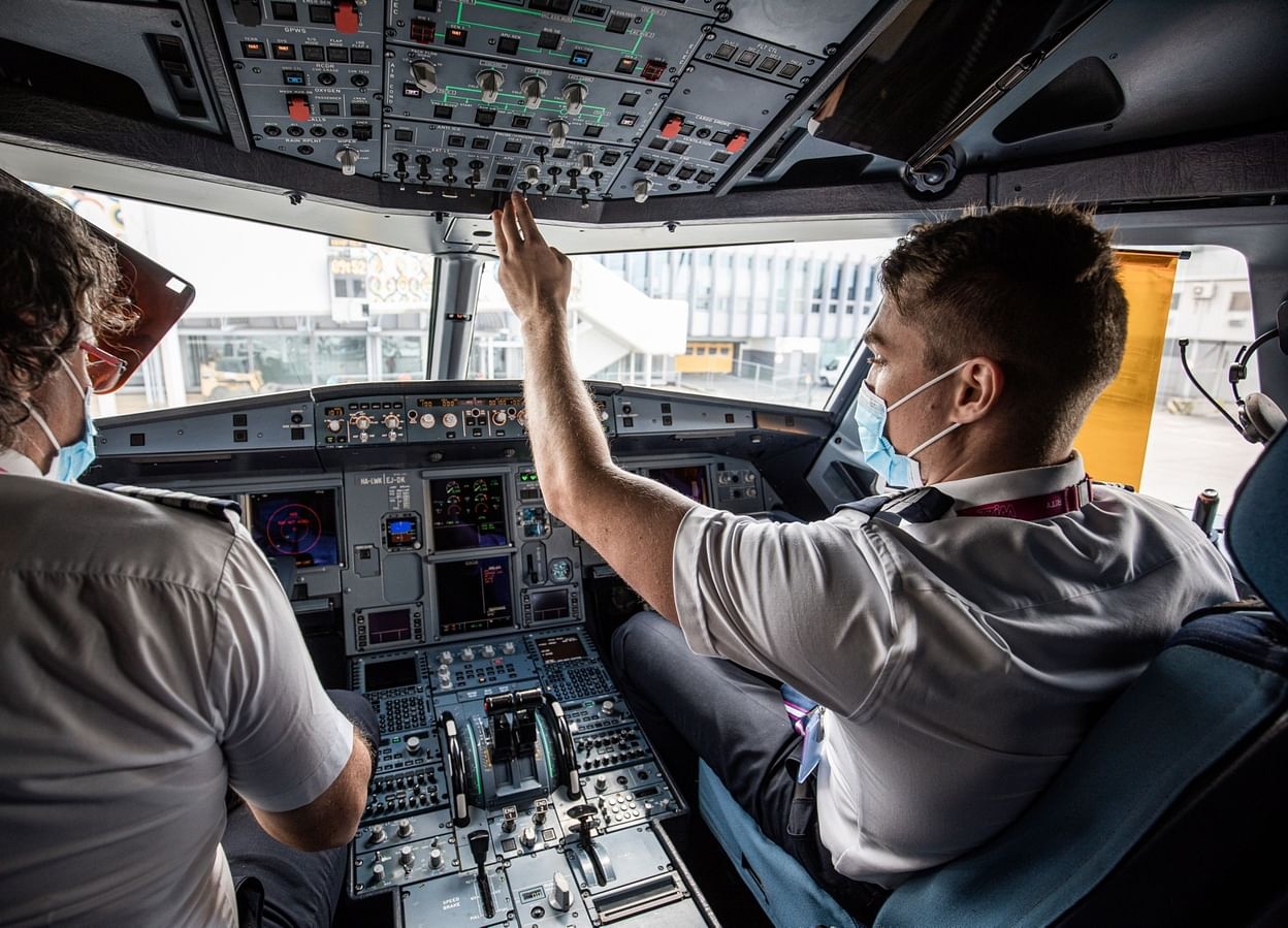 Hon mot nua so phi cong the gioi mat viec vi dich Covid-19 hinh anh