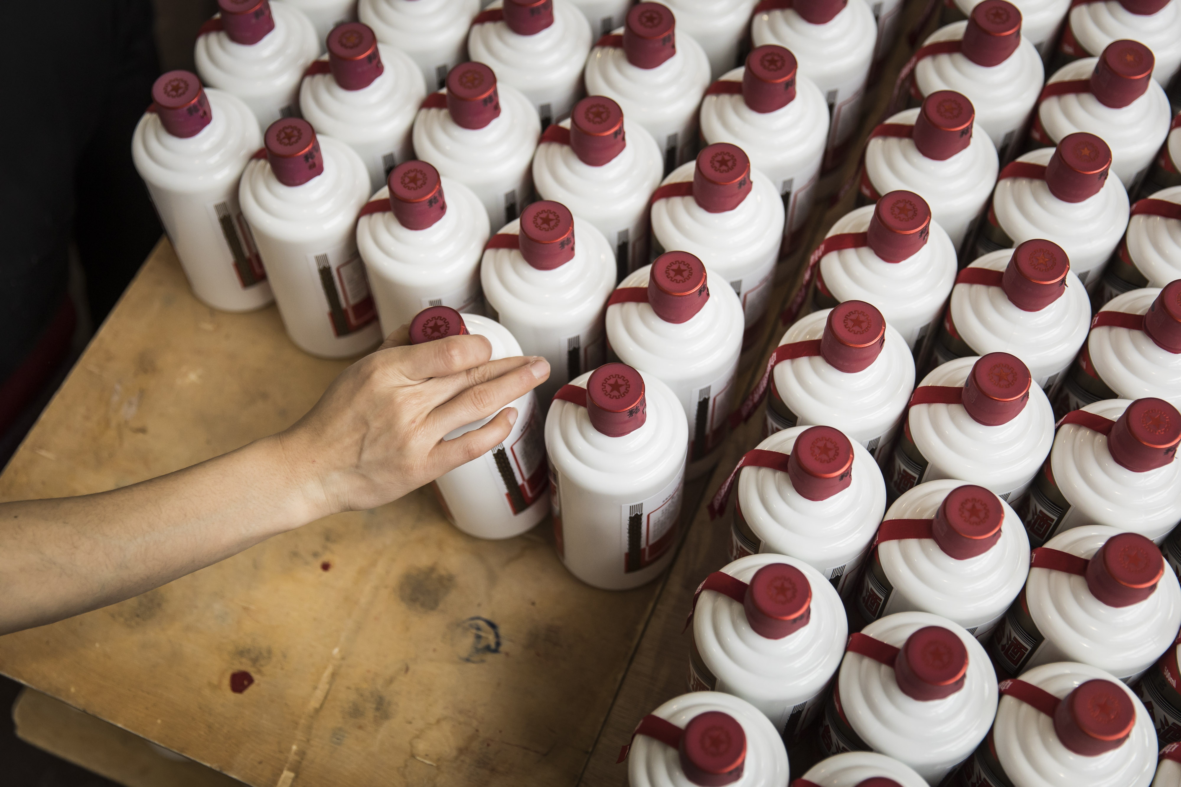 Von hoa cong ty san xuat 'quoc tuu' Trung Quoc mat 111 ty USD hinh anh