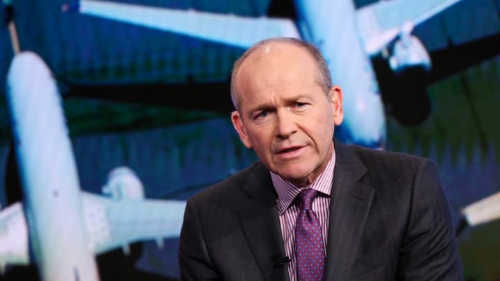 Thu nhap tren giay 21 trieu USD, CEO Boeing thuc nhan 269.321 USD hinh anh