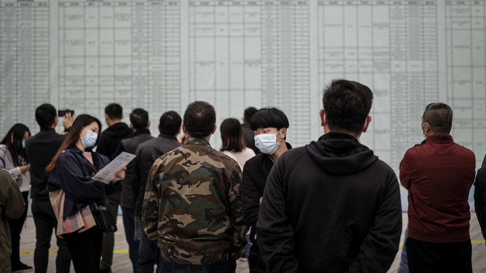 Thanh nien Trung Quoc chat vat tim kiem viec lam hinh anh