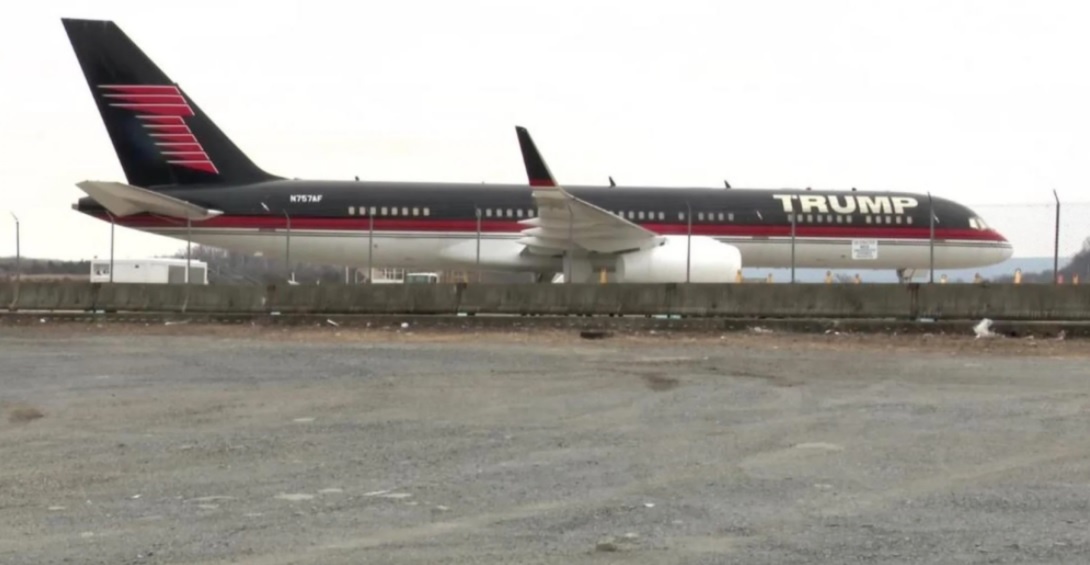 Doi may bay cua ong Trump gio ra sao? hinh anh