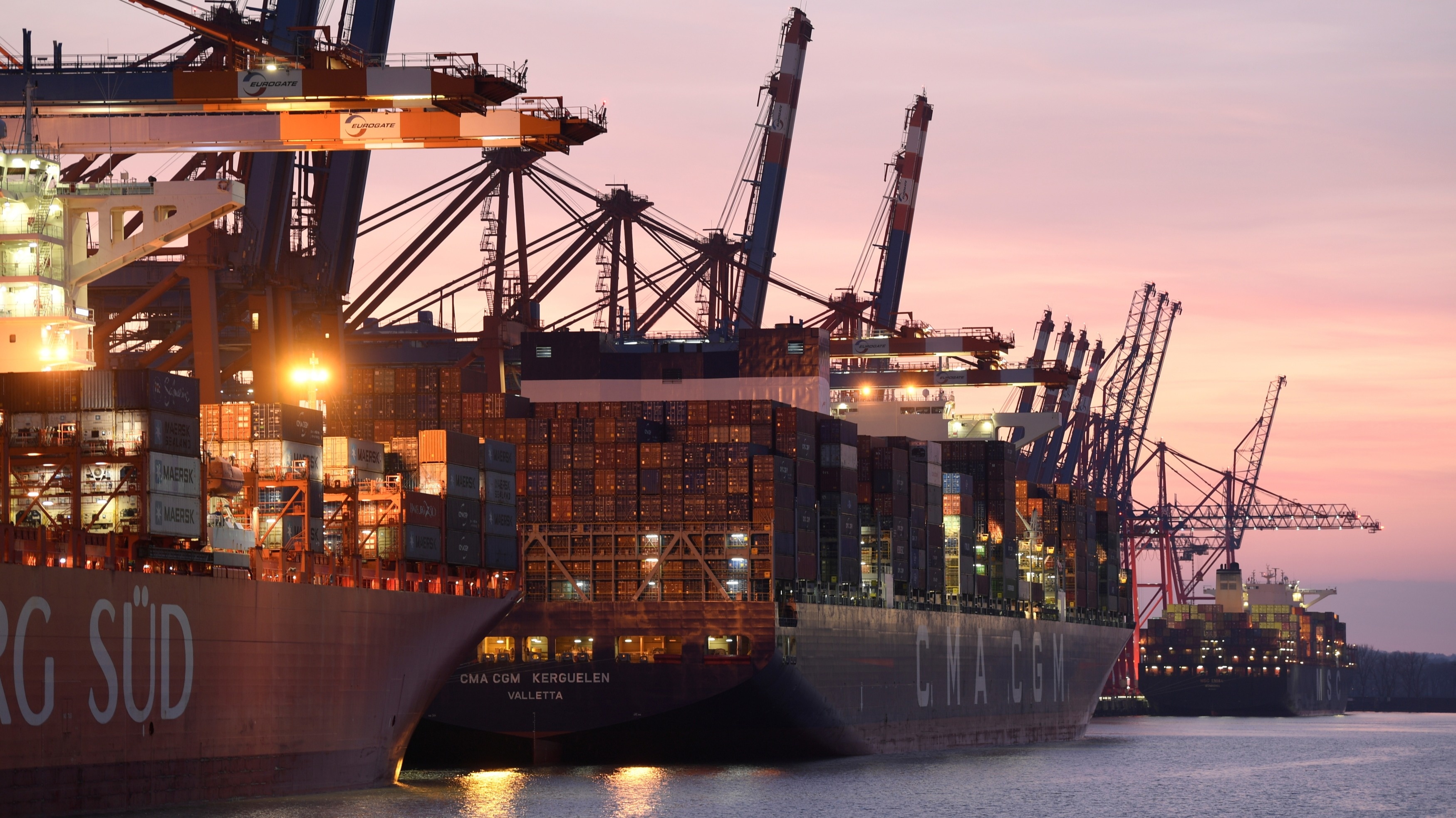 Hang hoa un u tai cang chau Au vi vu mac ket kenh dao Suez anh 1