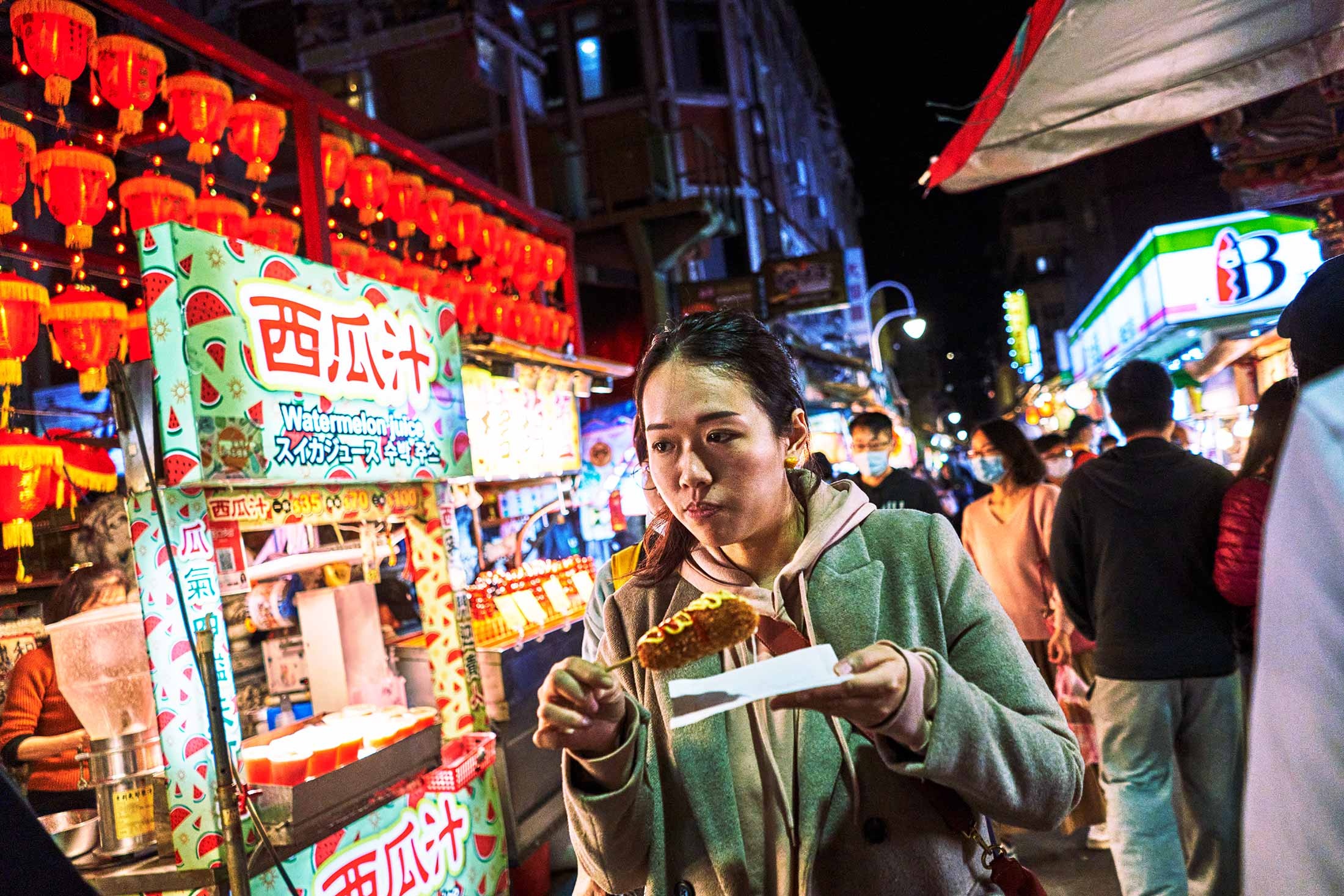 Cho dem Dai Loan tap nap du vang bong khach quoc te hinh anh