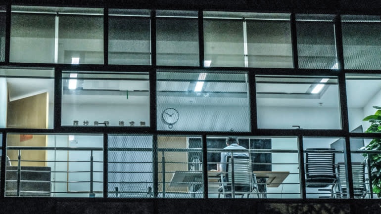 Lao dong nganh cong nghe Trung Quoc kiet que vi bi giam sat hinh anh