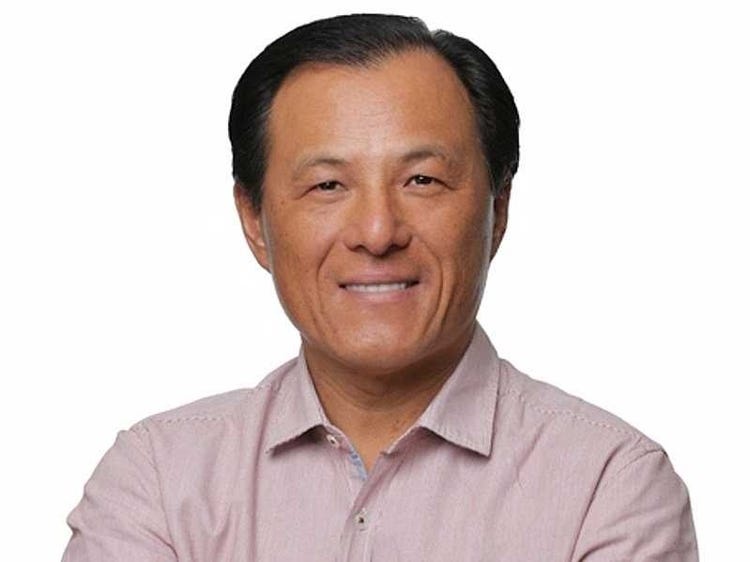 Ty phu My goc A tung lam nhan vien thu ngan tai cua hang anh 1