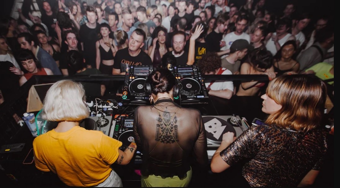 Hop dem o Anh thich nghi voi dieu kien hau Covid-19 anh 1