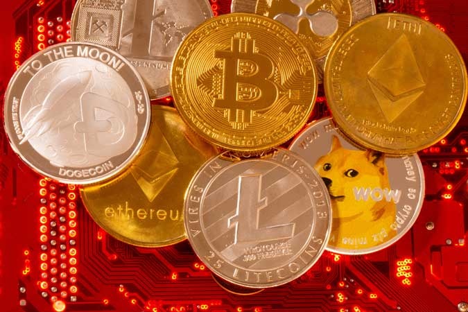 Hong Kong bat giu 4 nguoi vi rua tien dien tu hinh anh