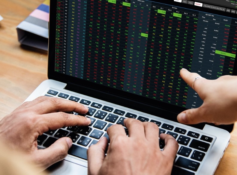 Moi dau tu nen chon chung khoan hay crypto? hinh anh