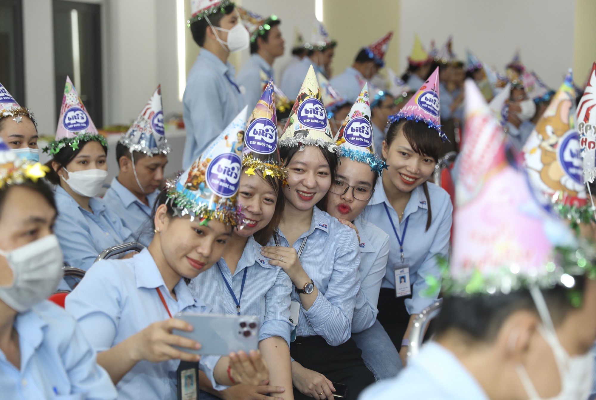 Video - Biti's mung sinh nhat 40 nam day cam xuc hinh anh