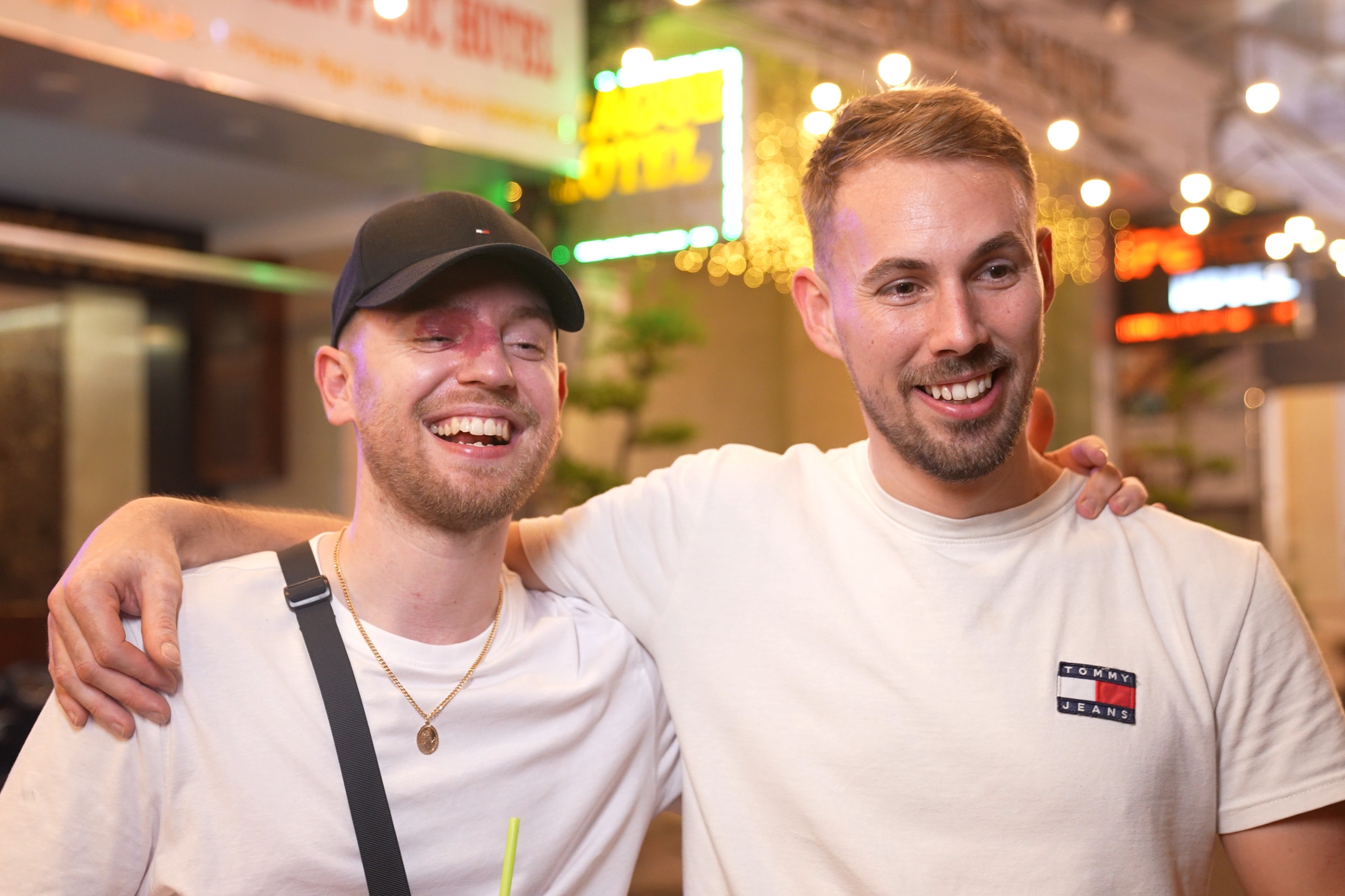 Nguoi ngoai quoc thich ‘quay’ pho dem, uong bia o Viet Nam hinh anh