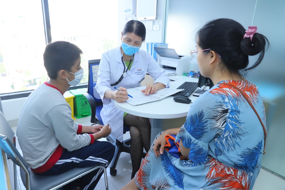 Be trai thap coi tang 15 cm chieu cao trong mot nam hinh anh