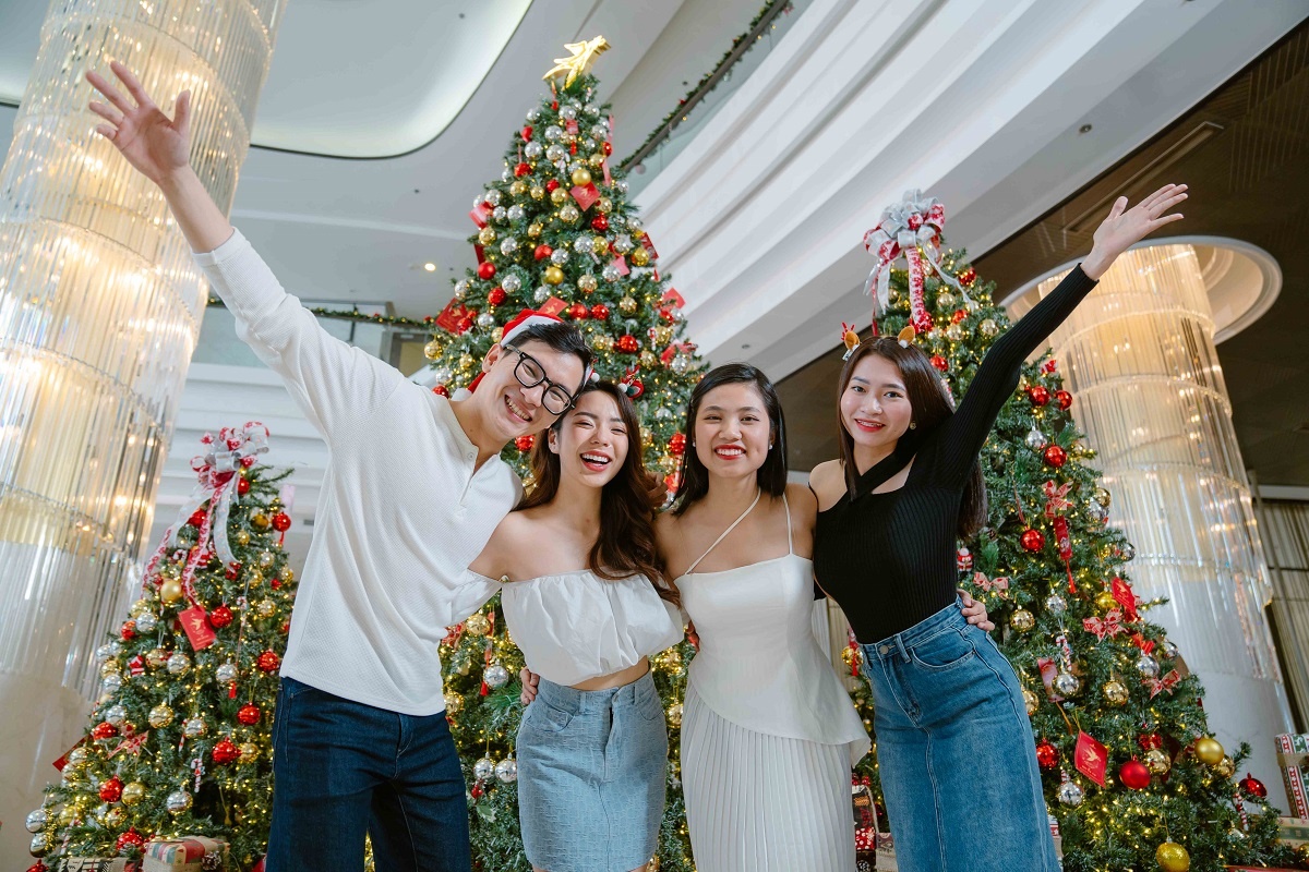 Ruc ro mua le hoi da sac cuoi nam tai Vinpearl Nam Hoi An hinh anh