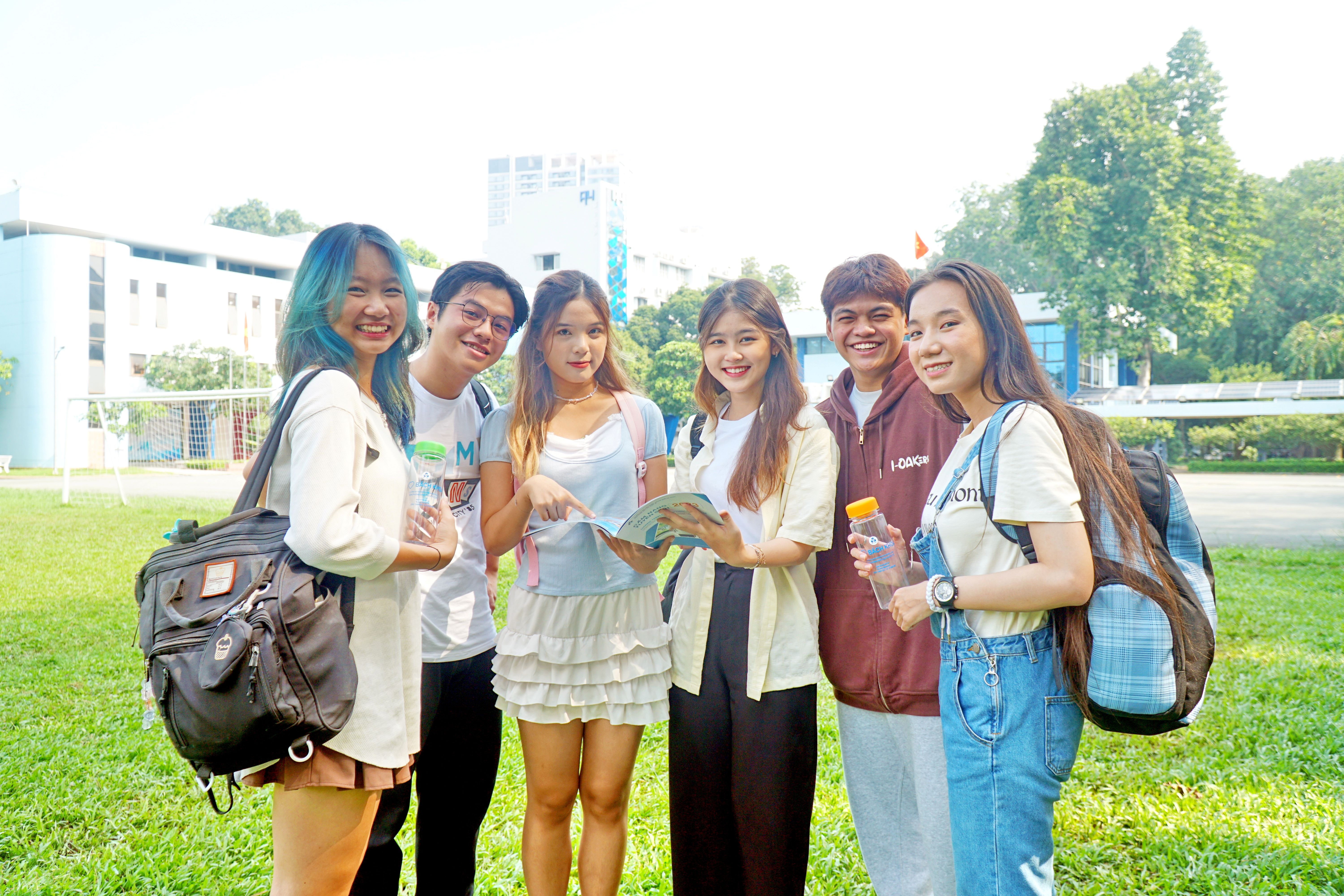 Sinh vien chon Bach khoa vi moi truong hoc tap quoc te hinh anh