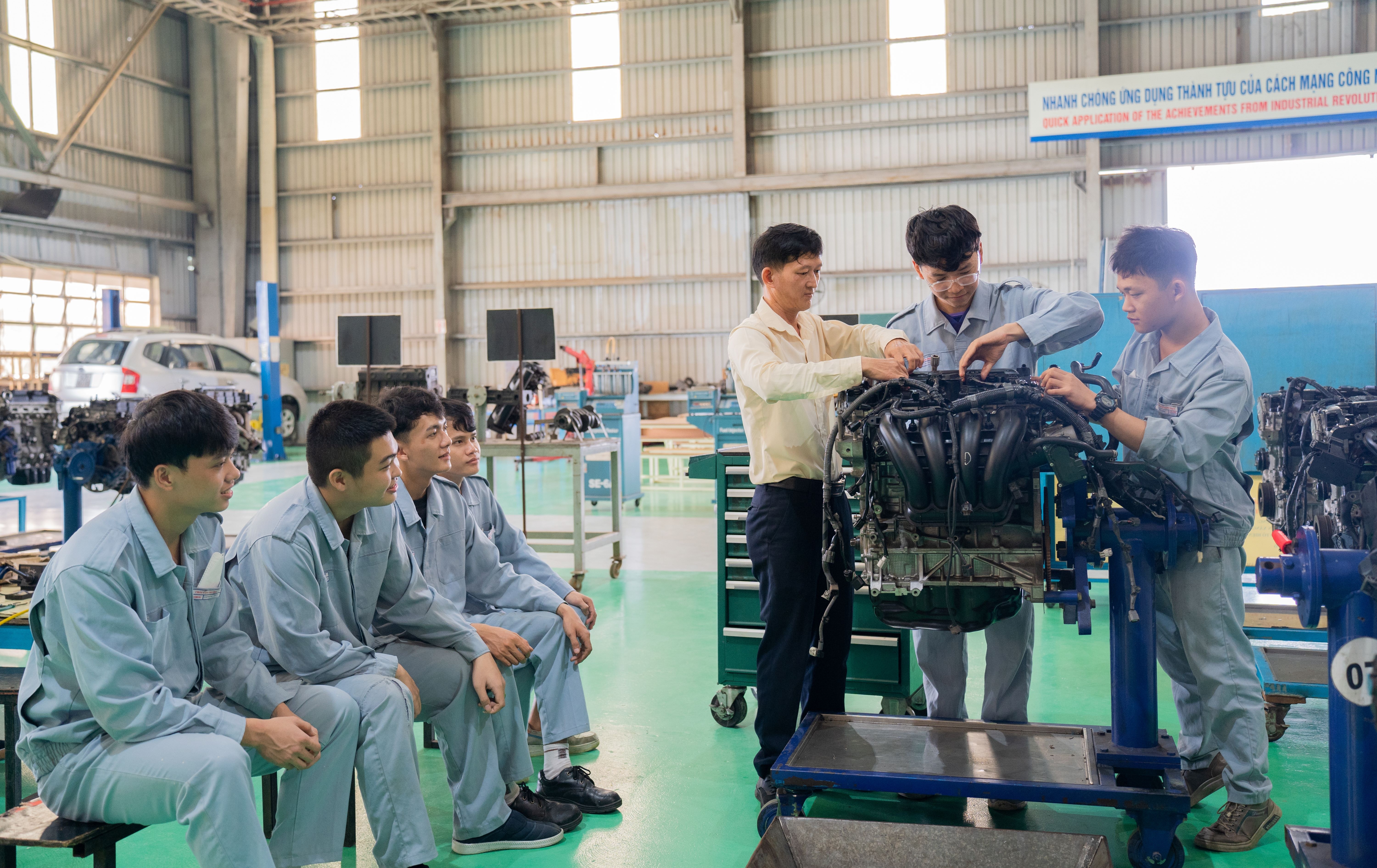 Phat trien doi ngu nhan su cong nghiep the he moi hinh anh