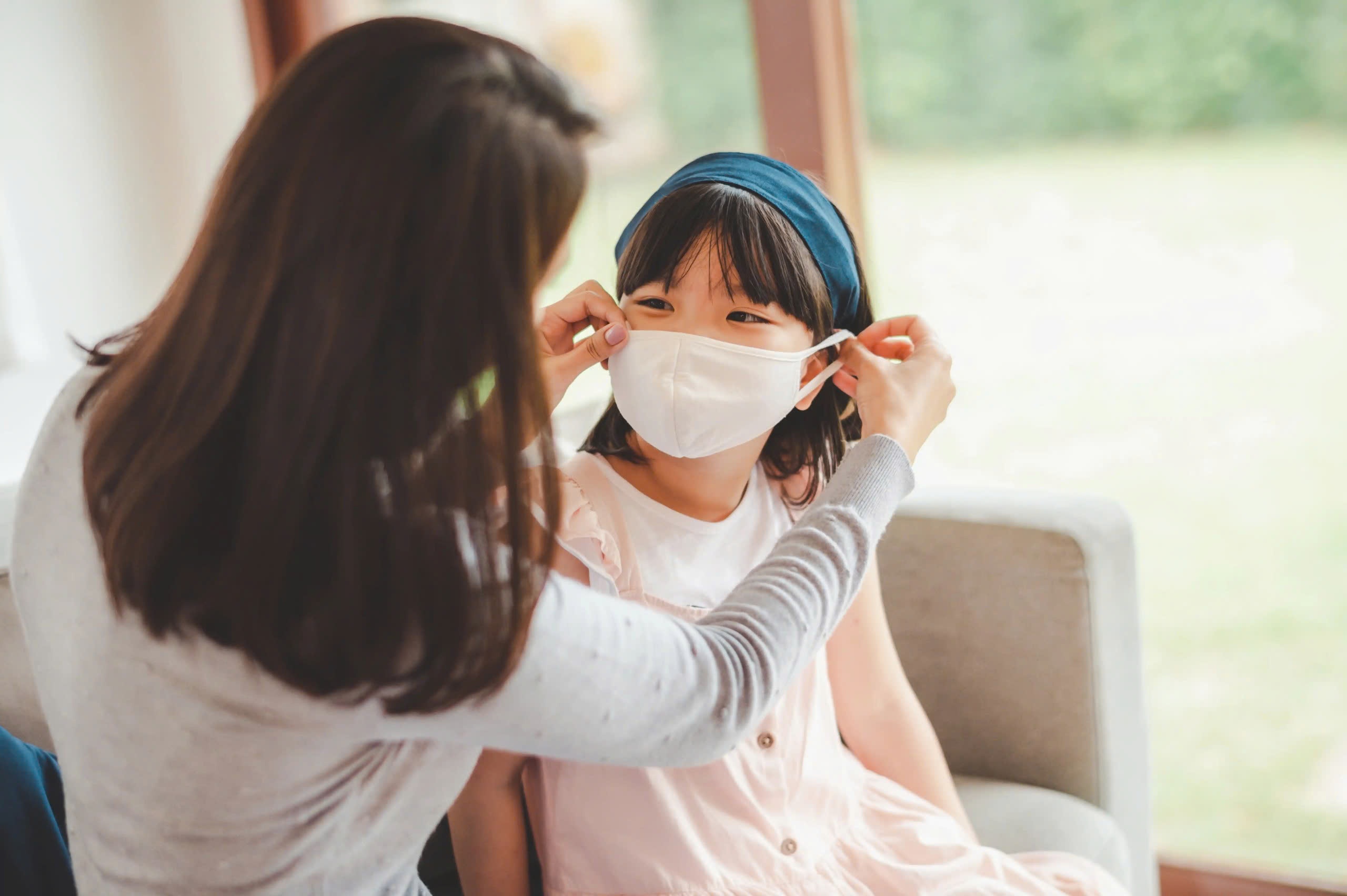 Chuyen mua, me nen lam gi de bao ve be yeu? hinh anh