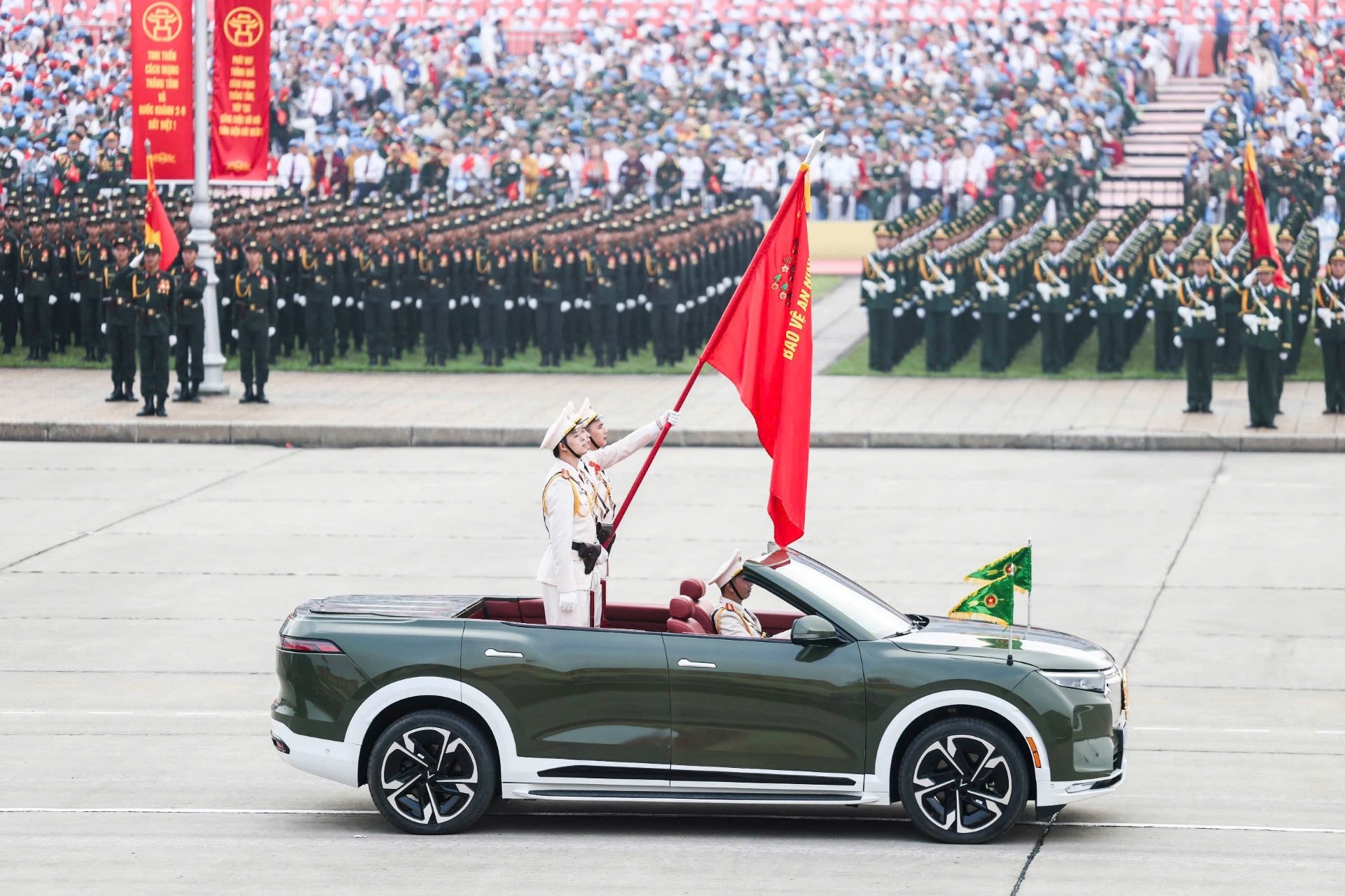 Xe dien Viet kieu hanh trong doi hinh dieu binh 2/9 hinh anh