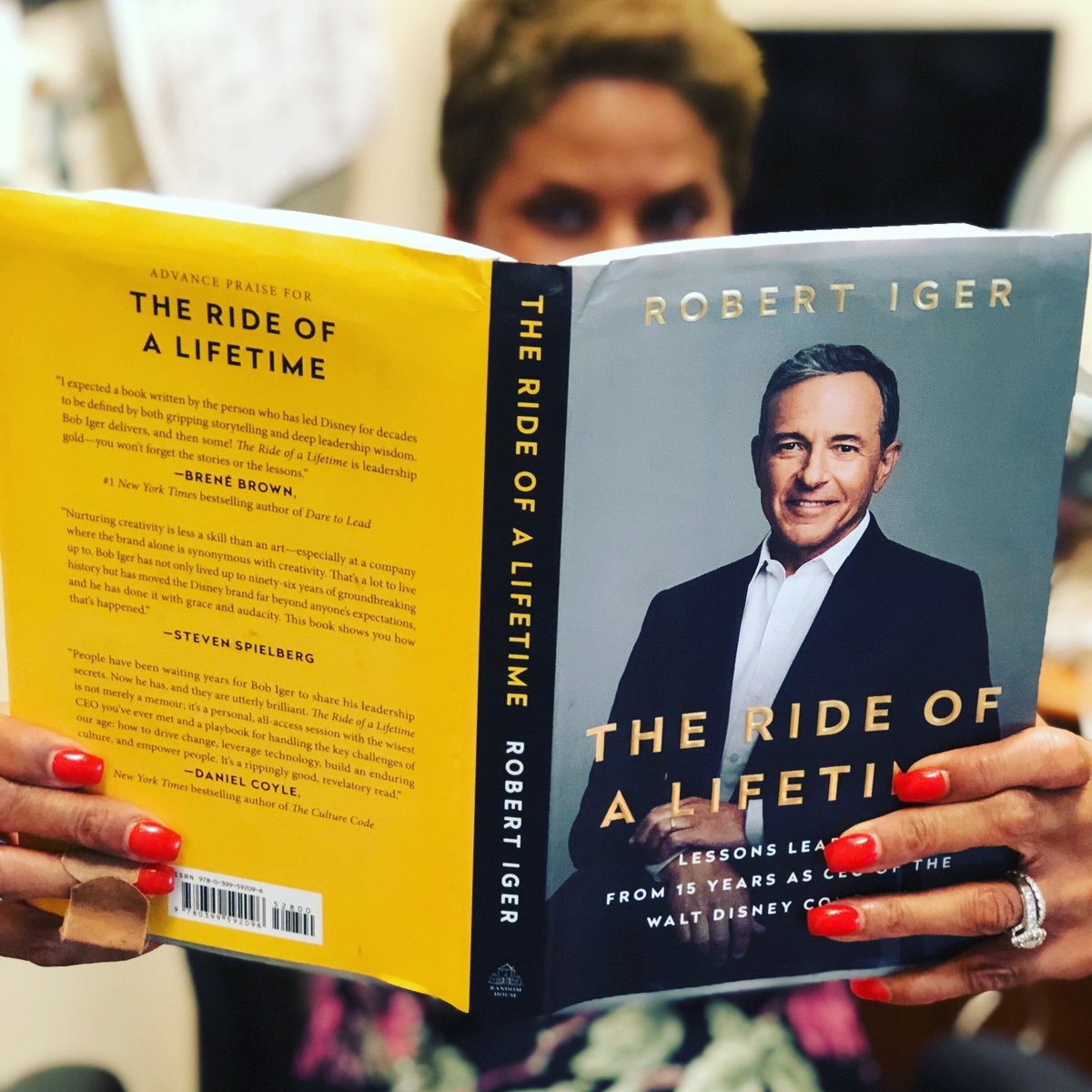 Chu tich Walt Disney xay dung de che anh 3