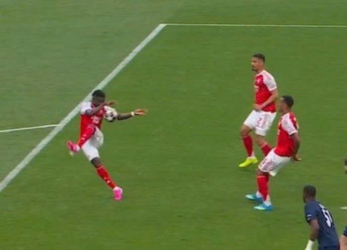 Vi sao Arsenal thoat phat den khi Saka de bong cham tay? hinh anh