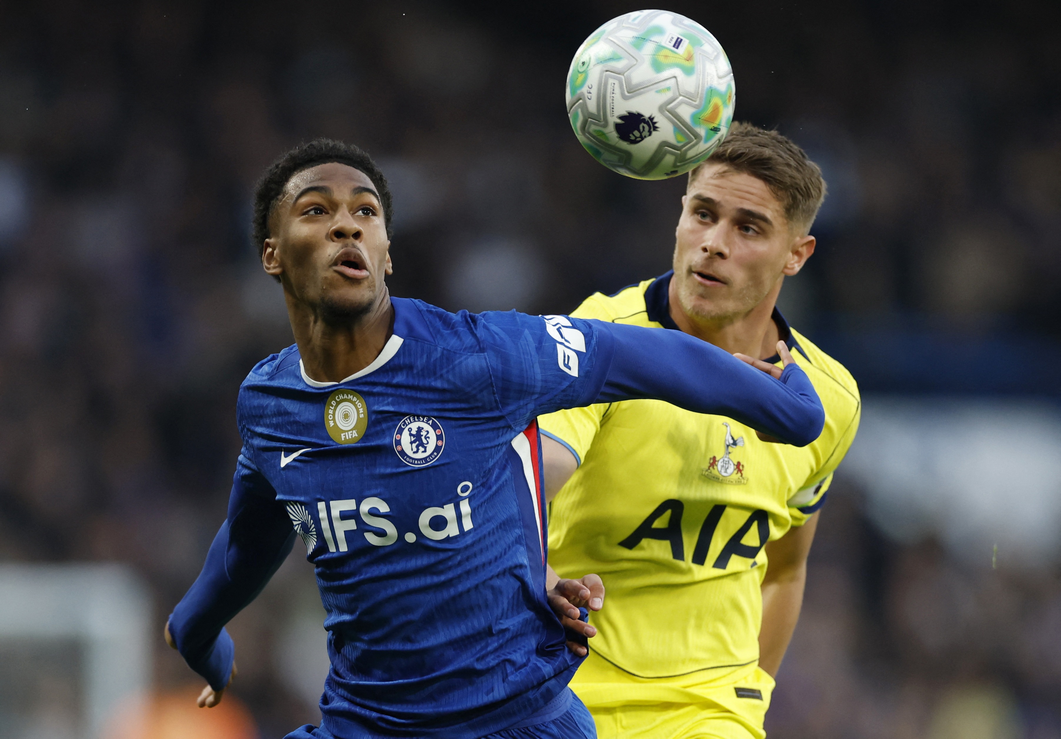 Alonso cam Chelsea ban mot cau thu hinh anh