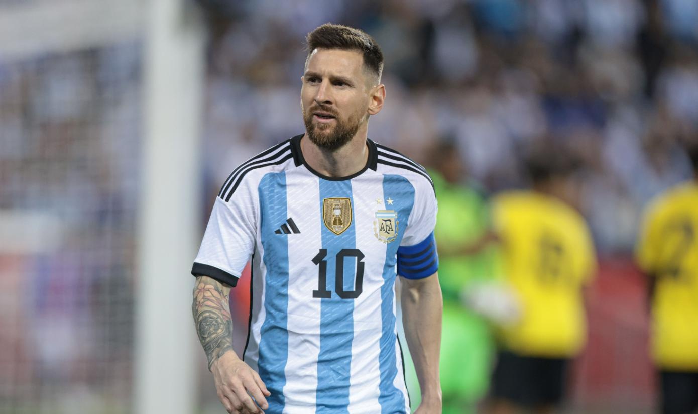 Nha vo dich World Cup bi bao lon tan cong hinh anh