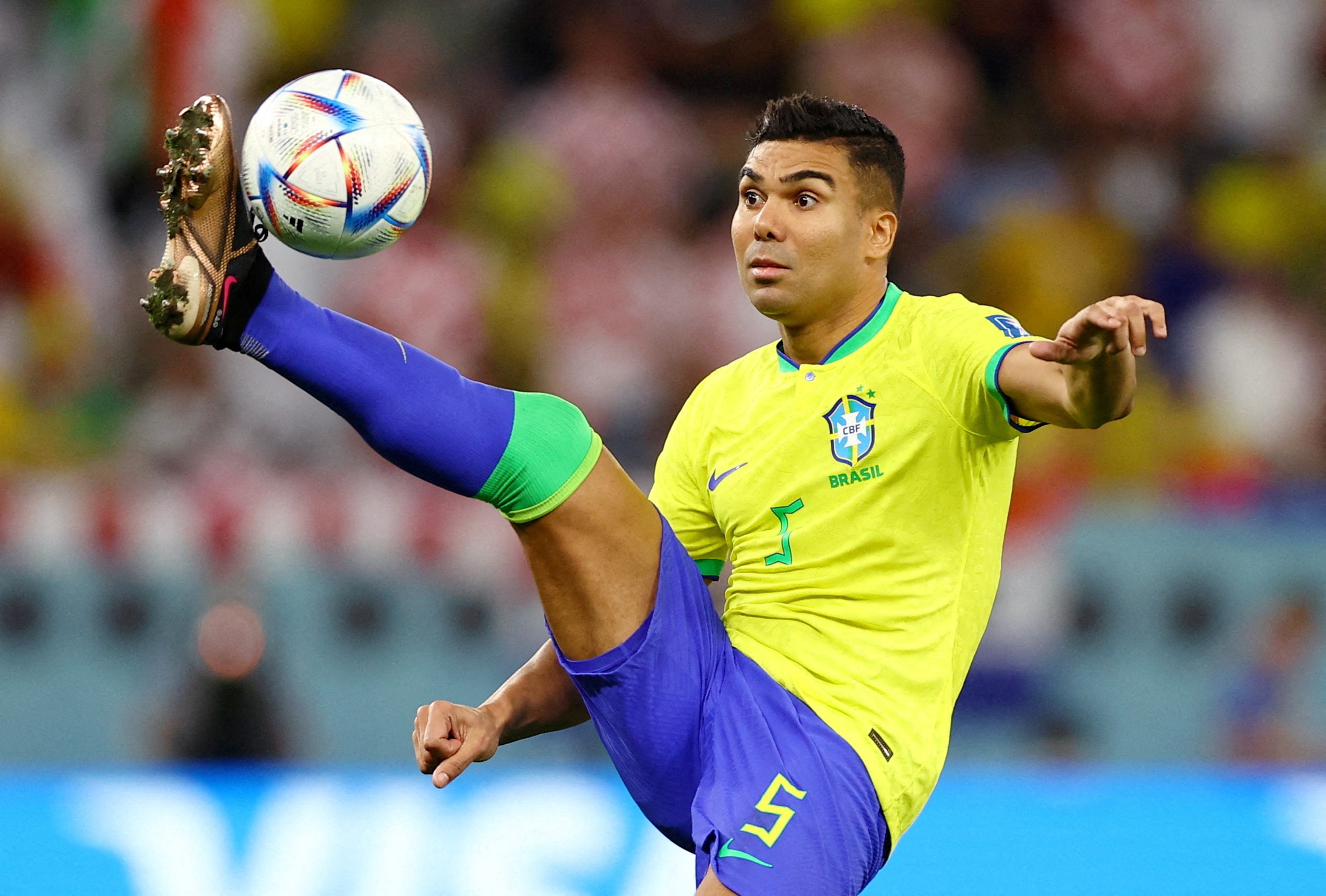 Casemiro sap lam dong doi Messi hinh anh