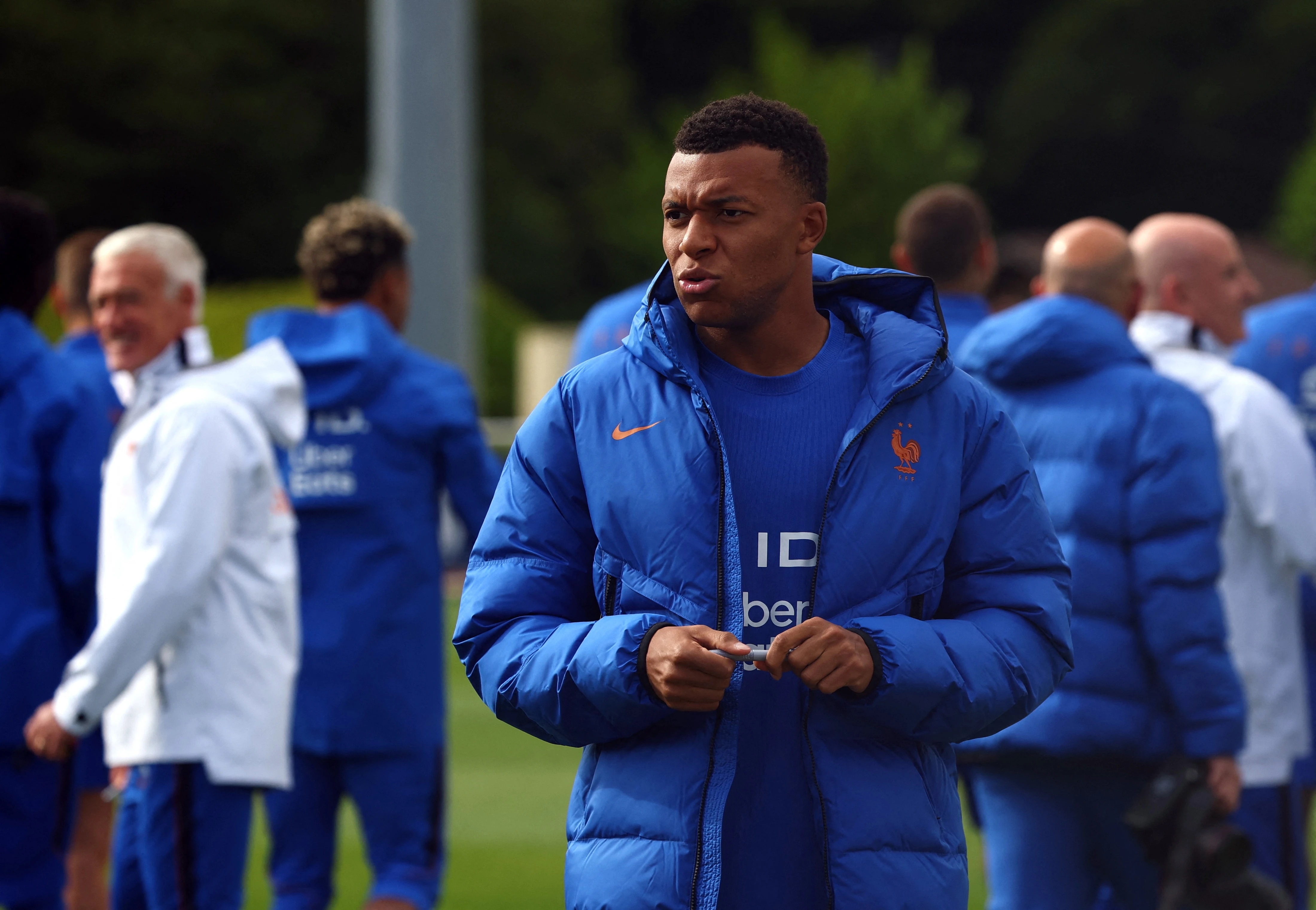 Mbappe vuong on ao doi tu truoc World Cup hinh anh