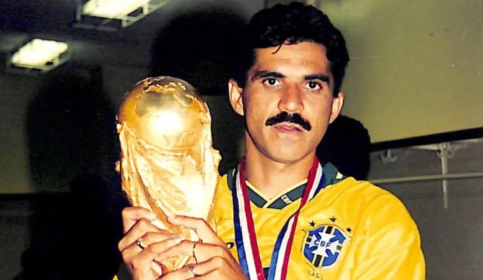 Huyen thoai Brazil lo World Cup vi bi bat ngay tai san bay hinh anh