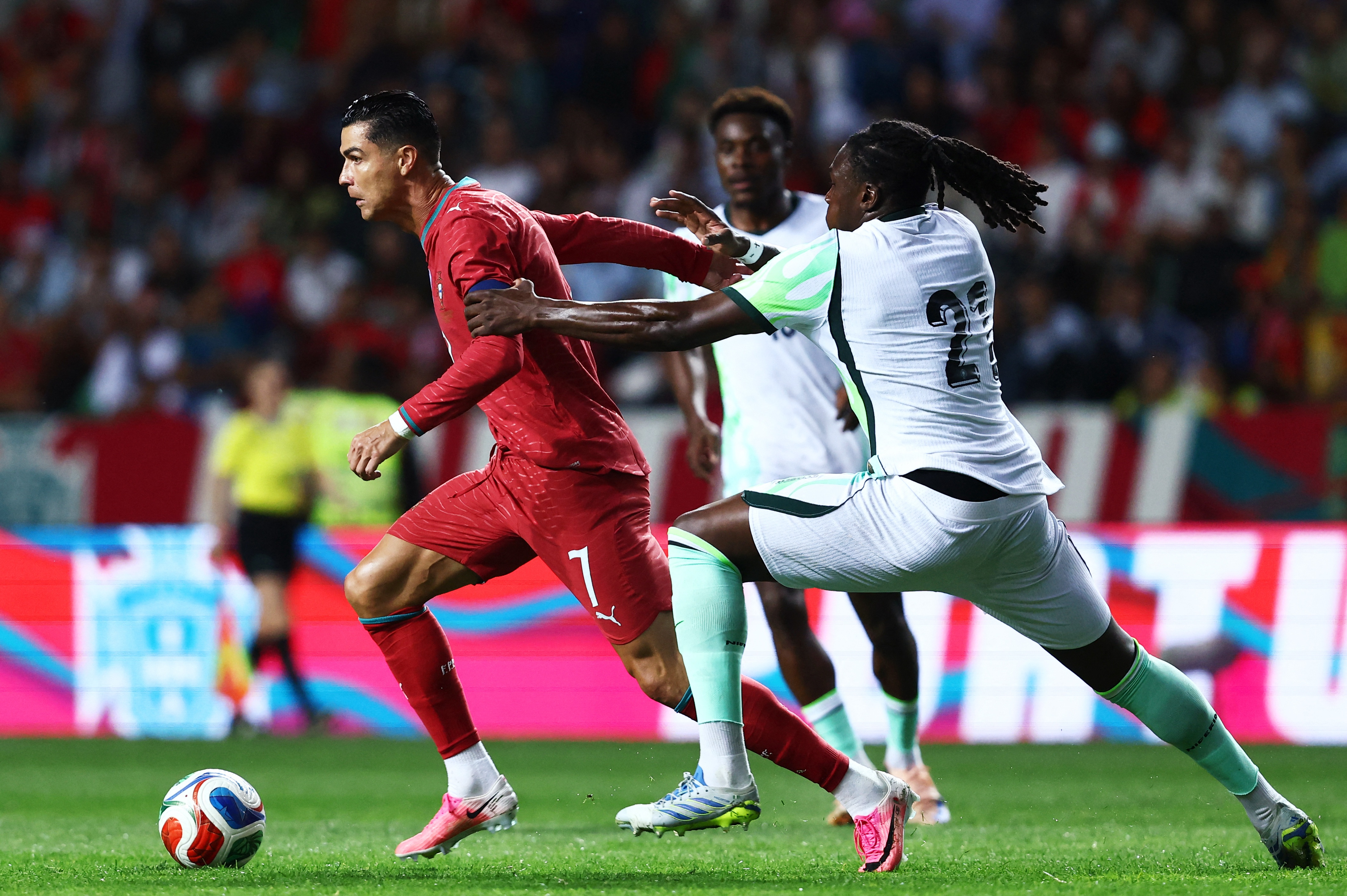 Ronaldo 'tit ngoi', Bo Dao Nha thang nhoc Nigeria hinh anh