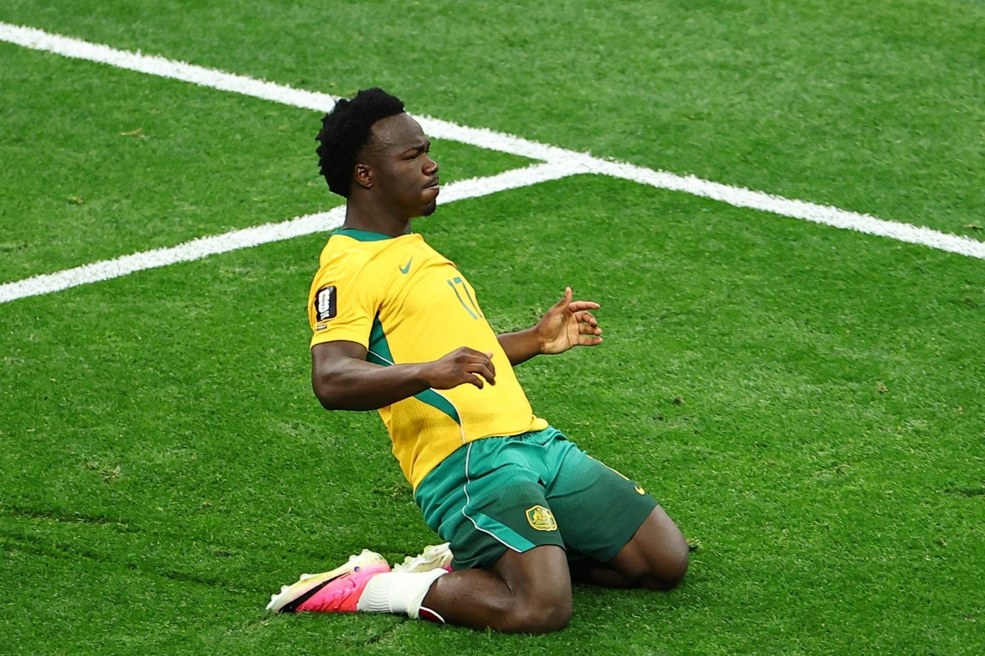 Australia 1-0 Tho Nhi Ky: Bat ngo xay ra hinh anh