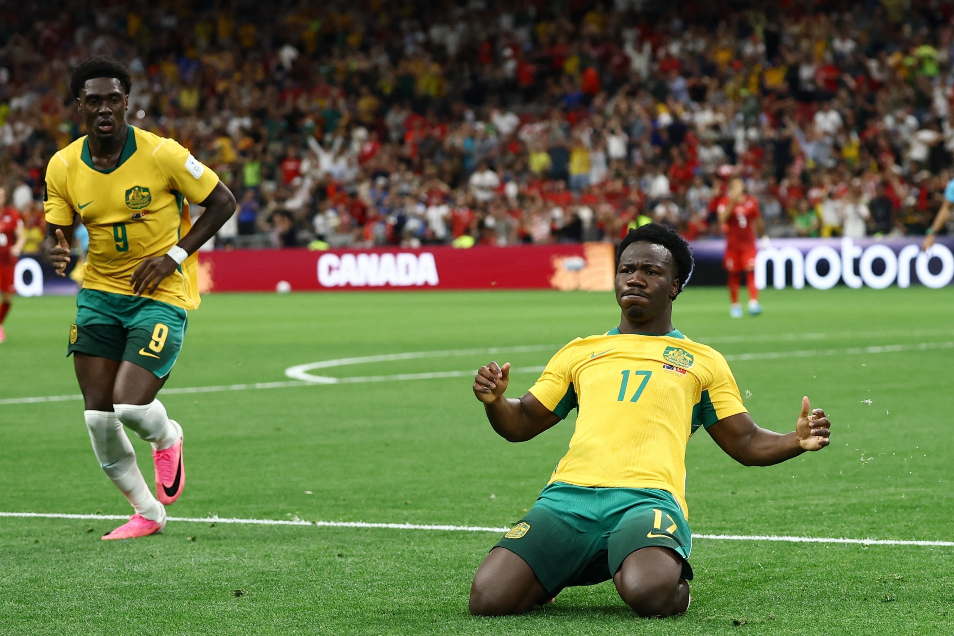 Australia 1-0 Tho Nhi Ky: Bat ngo xay ra hinh anh