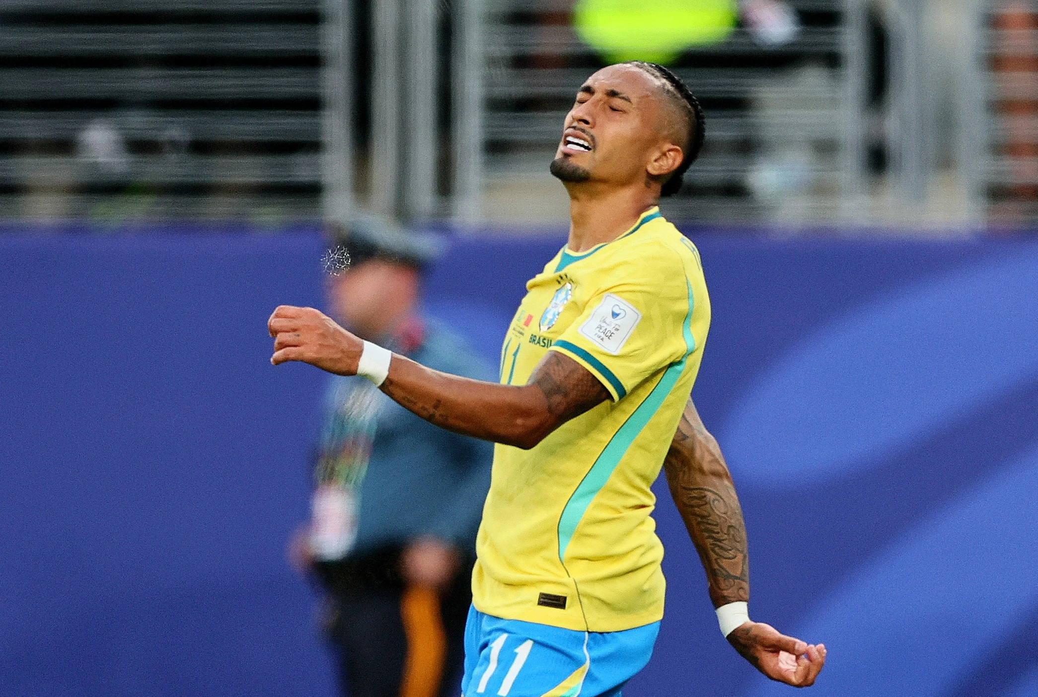 Raphinha bi nguoi ham mo Brazil tay chay hinh anh