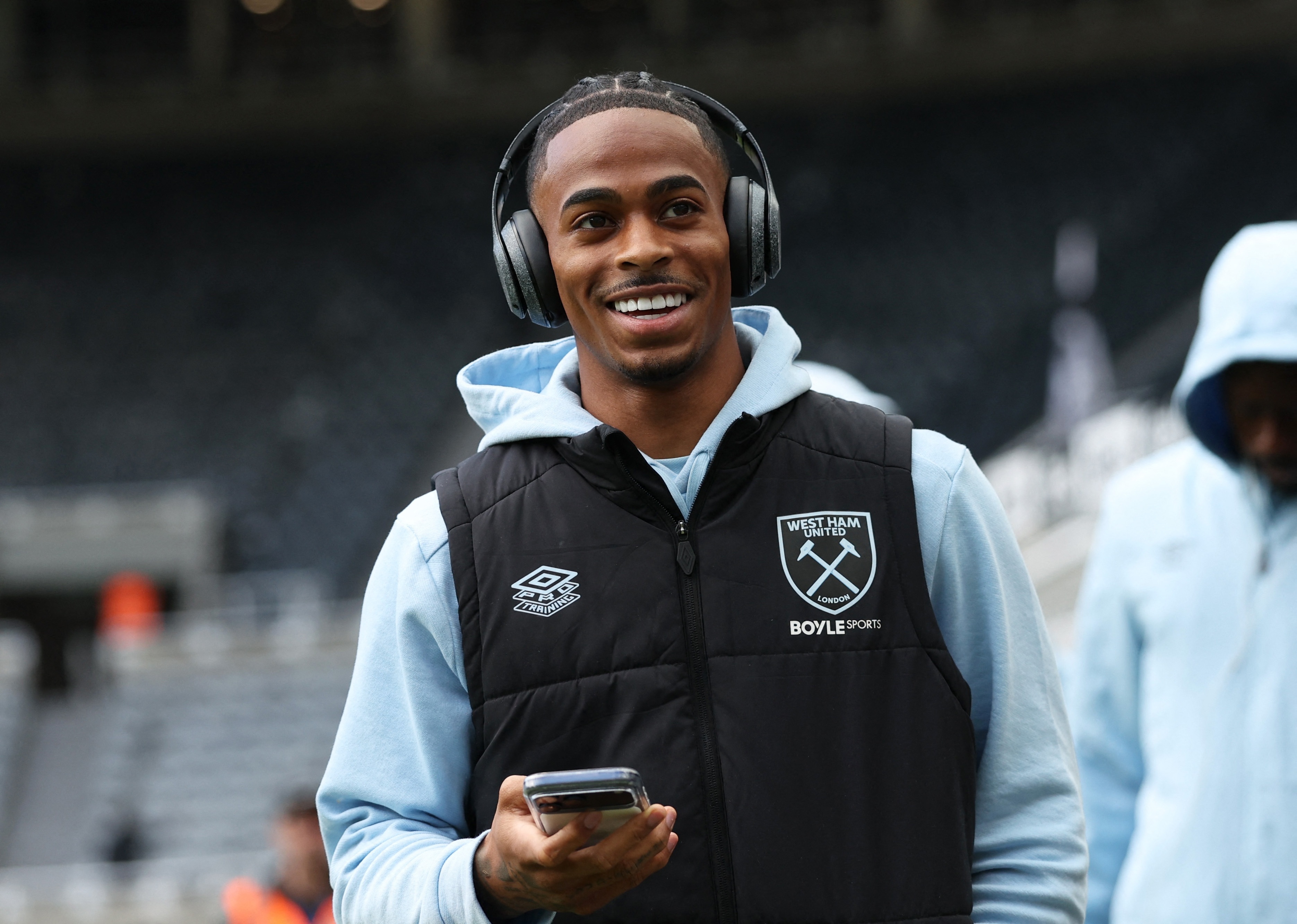 MU vung 140 trieu bang san bo doi West Ham hinh anh