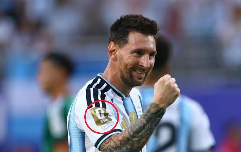 Chiec ao khac biet cua Messi voi toan bo tuyen Argentina hinh anh