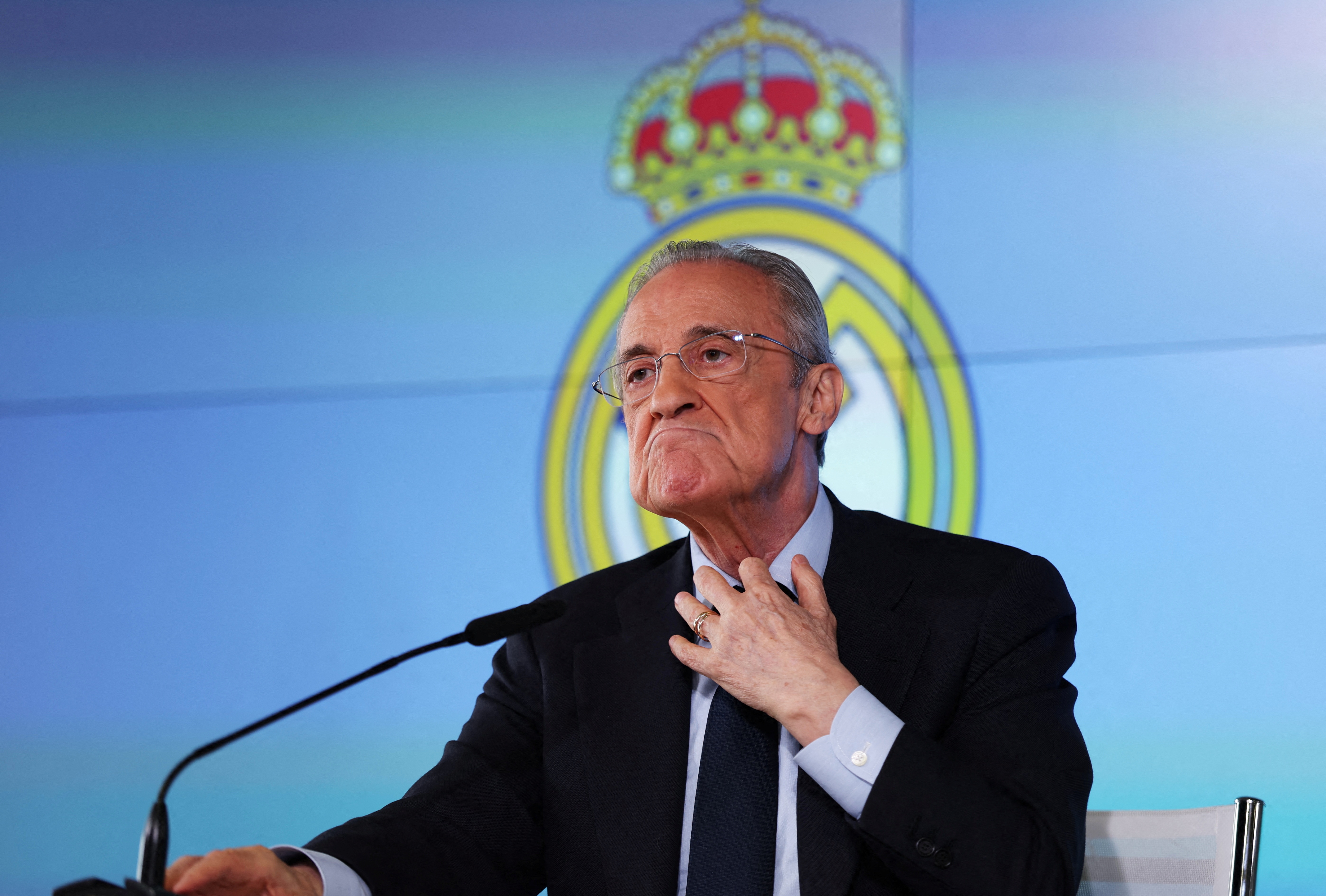 Real Madrid thuc UEFA trung phat Barca hinh anh