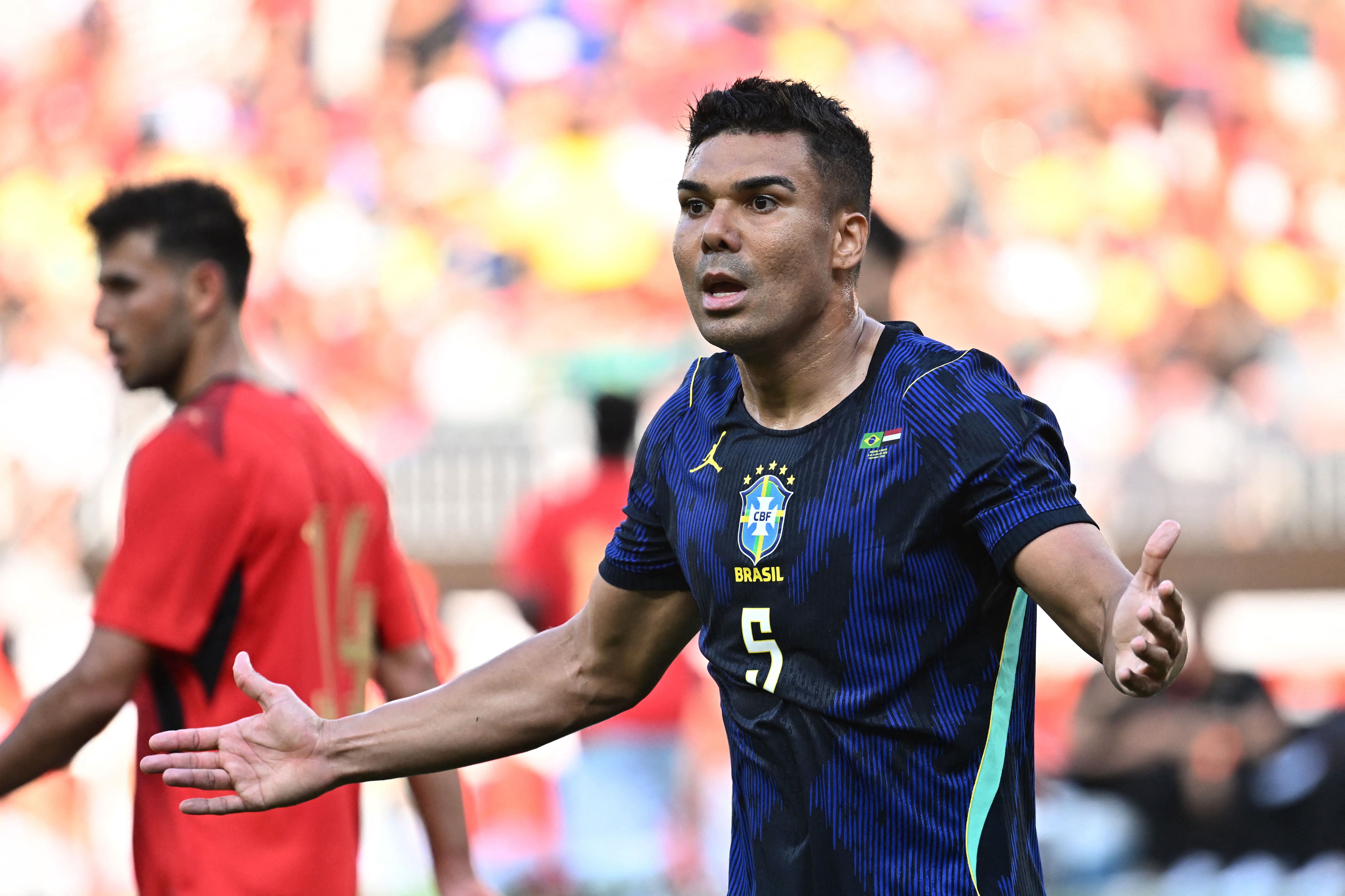 Casemiro ve chung doi Messi hinh anh