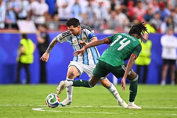 Algeria kien FIFA vi Messi hinh anh