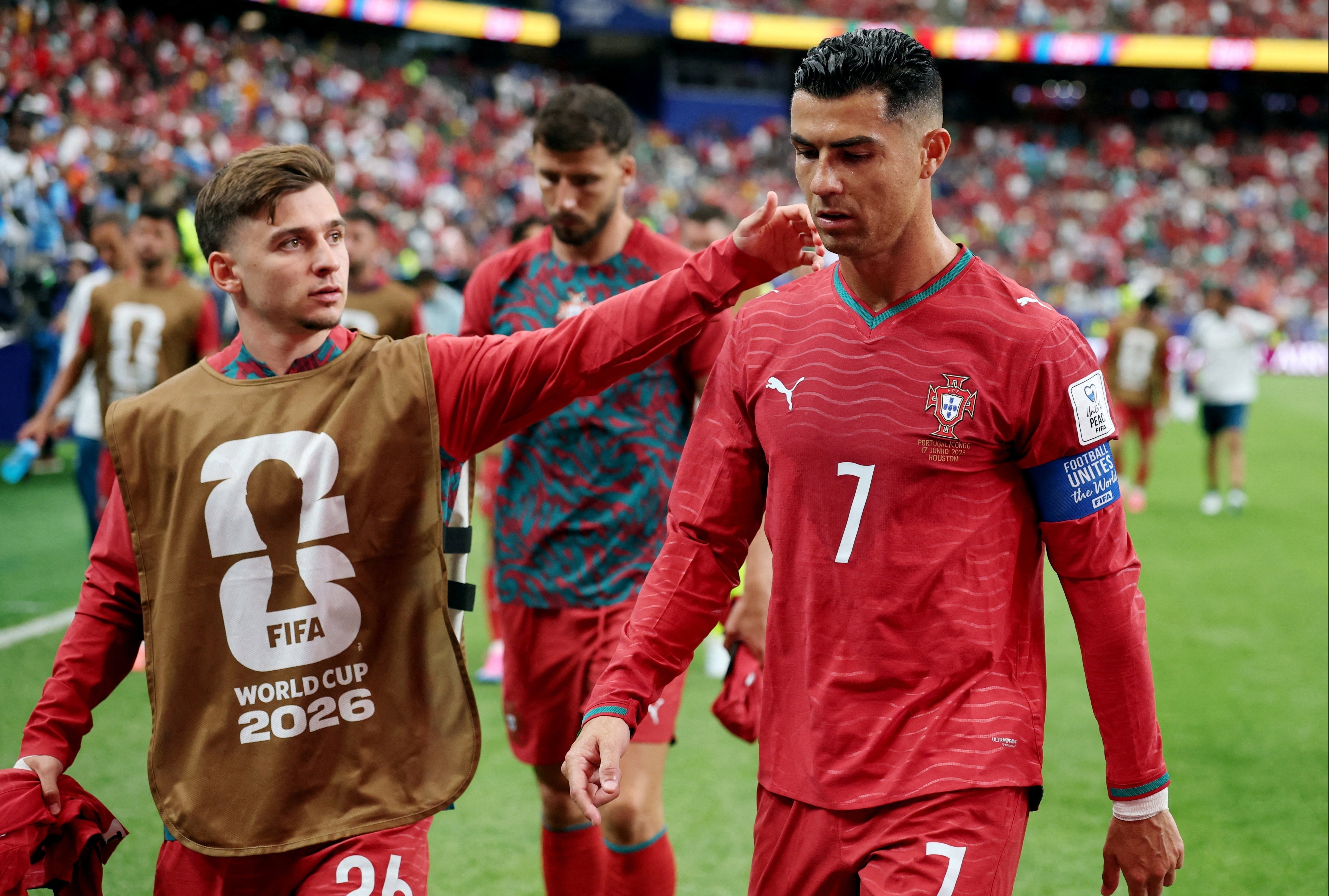 Sao tre Bo Dao Nha: 'Chung toi khong co nghia vu don bong cho Ronaldo' hinh anh